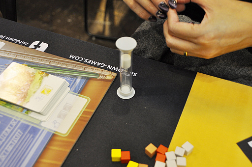 画像ギャラリー No.003のサムネイル画像 / ［SPIEL'19］砂時計を使ったライトなカードゲーム「House Flipper」。中古の家を改装して転売，豊かな老後を目指せ！