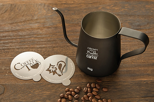 画像ギャラリー No.004のサムネイル画像 / 「Coffee Talk」おうちカフェが楽しめるグッズの予約受付を開始。ドリップポット＆ラテアートプレート，ドリッパー＆マグ セットの2種