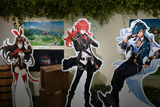 画像ギャラリー No.003のサムネイル画像 / 「原神展〜たびごころの赴くままに〜」内覧会レポート。武器などの立体物やキャラクターの等身大スタンディを展示。オリジナルグッズの販売も