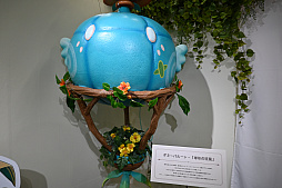 画像ギャラリー No.004のサムネイル画像 / 「原神展〜たびごころの赴くままに〜」内覧会レポート。武器などの立体物やキャラクターの等身大スタンディを展示。オリジナルグッズの販売も