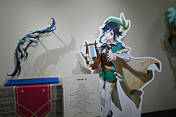 画像ギャラリー No.005のサムネイル画像 / 「原神展〜たびごころの赴くままに〜」内覧会レポート。武器などの立体物やキャラクターの等身大スタンディを展示。オリジナルグッズの販売も