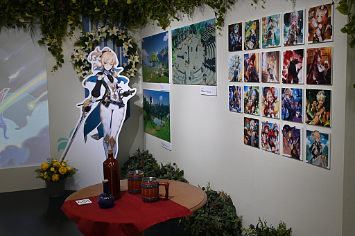 画像ギャラリー No.006のサムネイル画像 / 「原神展〜たびごころの赴くままに〜」内覧会レポート。武器などの立体物やキャラクターの等身大スタンディを展示。オリジナルグッズの販売も