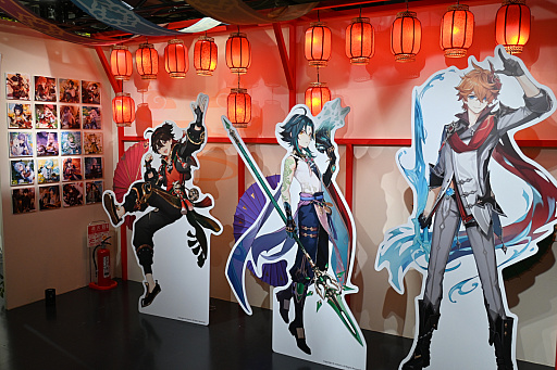 画像ギャラリー No.008のサムネイル画像 / 「原神展〜たびごころの赴くままに〜」内覧会レポート。武器などの立体物やキャラクターの等身大スタンディを展示。オリジナルグッズの販売も