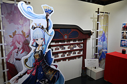 画像ギャラリー No.009のサムネイル画像 / 「原神展〜たびごころの赴くままに〜」内覧会レポート。武器などの立体物やキャラクターの等身大スタンディを展示。オリジナルグッズの販売も