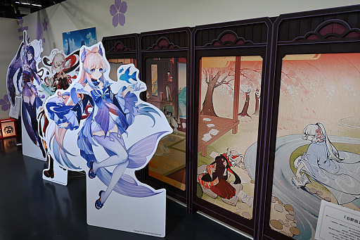 画像ギャラリー No.011のサムネイル画像 / 「原神展〜たびごころの赴くままに〜」内覧会レポート。武器などの立体物やキャラクターの等身大スタンディを展示。オリジナルグッズの販売も