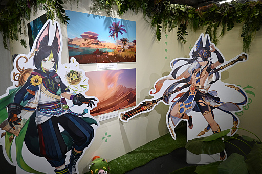 画像ギャラリー No.012のサムネイル画像 / 「原神展〜たびごころの赴くままに〜」内覧会レポート。武器などの立体物やキャラクターの等身大スタンディを展示。オリジナルグッズの販売も