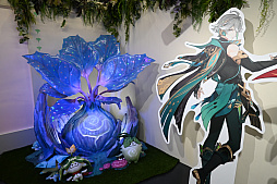 画像ギャラリー No.014のサムネイル画像 / 「原神展〜たびごころの赴くままに〜」内覧会レポート。武器などの立体物やキャラクターの等身大スタンディを展示。オリジナルグッズの販売も