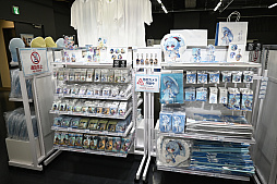 画像ギャラリー No.017のサムネイル画像 / 「原神展〜たびごころの赴くままに〜」内覧会レポート。武器などの立体物やキャラクターの等身大スタンディを展示。オリジナルグッズの販売も