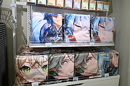 画像ギャラリー No.020のサムネイル画像 / 「原神展〜たびごころの赴くままに〜」内覧会レポート。武器などの立体物やキャラクターの等身大スタンディを展示。オリジナルグッズの販売も