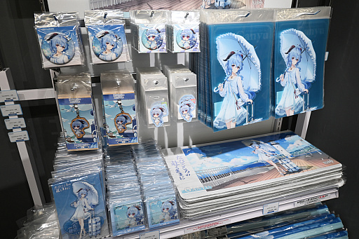 画像ギャラリー No.022のサムネイル画像 / 「原神展〜たびごころの赴くままに〜」内覧会レポート。武器などの立体物やキャラクターの等身大スタンディを展示。オリジナルグッズの販売も