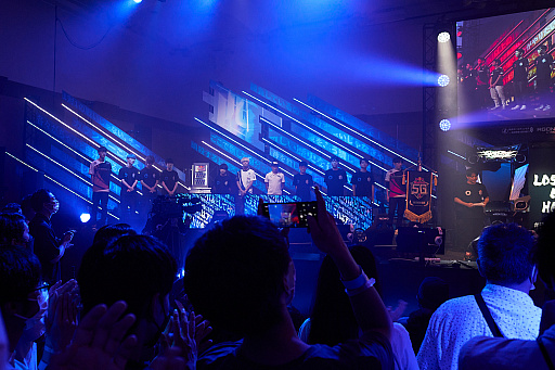 画像ギャラリー No.004のサムネイル画像 / eスポーツ東西対抗戦,開催。「Red Bull 5G 2022 FINALS」現地観戦レポート