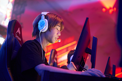 画像ギャラリー No.013のサムネイル画像 / eスポーツ東西対抗戦,開催。「Red Bull 5G 2022 FINALS」現地観戦レポート