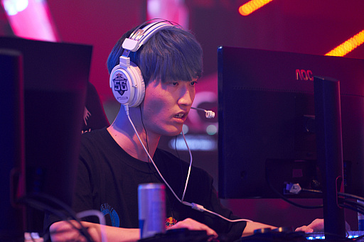 画像ギャラリー No.015のサムネイル画像 / eスポーツ東西対抗戦,開催。「Red Bull 5G 2022 FINALS」現地観戦レポート