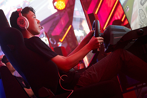画像ギャラリー No.036のサムネイル画像 / eスポーツ東西対抗戦,開催。「Red Bull 5G 2022 FINALS」現地観戦レポート