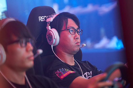 画像ギャラリー No.038のサムネイル画像 / eスポーツ東西対抗戦,開催。「Red Bull 5G 2022 FINALS」現地観戦レポート