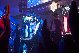 画像ギャラリー No.046のサムネイル画像 / eスポーツ東西対抗戦，開催。「Red Bull 5G 2022 FINALS」現地観戦レポート