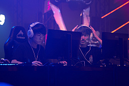 画像ギャラリー No.048のサムネイル画像 / eスポーツ東西対抗戦，開催。「Red Bull 5G 2022 FINALS」現地観戦レポート