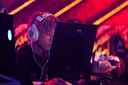画像ギャラリー No.049のサムネイル画像 / eスポーツ東西対抗戦，開催。「Red Bull 5G 2022 FINALS」現地観戦レポート