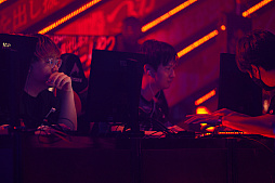 画像ギャラリー No.050のサムネイル画像 / eスポーツ東西対抗戦，開催。「Red Bull 5G 2022 FINALS」現地観戦レポート
