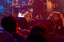 画像ギャラリー No.051のサムネイル画像 / eスポーツ東西対抗戦，開催。「Red Bull 5G 2022 FINALS」現地観戦レポート