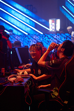 画像ギャラリー No.055のサムネイル画像 / eスポーツ東西対抗戦，開催。「Red Bull 5G 2022 FINALS」現地観戦レポート