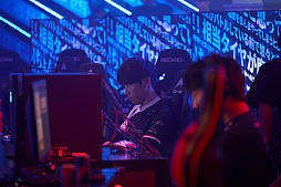 画像ギャラリー No.056のサムネイル画像 / eスポーツ東西対抗戦，開催。「Red Bull 5G 2022 FINALS」現地観戦レポート