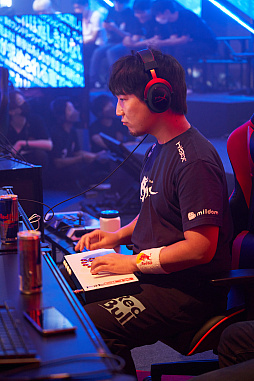 画像ギャラリー No.057のサムネイル画像 / eスポーツ東西対抗戦，開催。「Red Bull 5G 2022 FINALS」現地観戦レポート