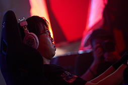 画像ギャラリー No.070のサムネイル画像 / eスポーツ東西対抗戦，開催。「Red Bull 5G 2022 FINALS」現地観戦レポート