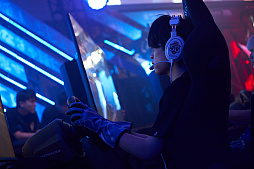 画像ギャラリー No.074のサムネイル画像 / eスポーツ東西対抗戦，開催。「Red Bull 5G 2022 FINALS」現地観戦レポート