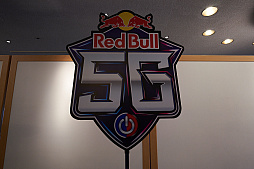 画像ギャラリー No.100のサムネイル画像 / eスポーツ東西対抗戦，開催。「Red Bull 5G 2022 FINALS」現地観戦レポート