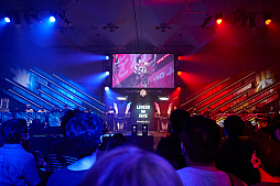 画像ギャラリー No.110のサムネイル画像 / eスポーツ東西対抗戦，開催。「Red Bull 5G 2022 FINALS」現地観戦レポート