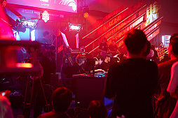 画像ギャラリー No.112のサムネイル画像 / eスポーツ東西対抗戦，開催。「Red Bull 5G 2022 FINALS」現地観戦レポート