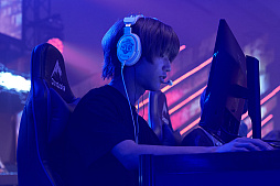 画像ギャラリー No.115のサムネイル画像 / eスポーツ東西対抗戦，開催。「Red Bull 5G 2022 FINALS」現地観戦レポート