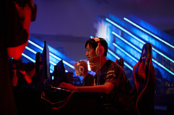 画像ギャラリー No.116のサムネイル画像 / eスポーツ東西対抗戦，開催。「Red Bull 5G 2022 FINALS」現地観戦レポート
