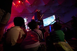 画像ギャラリー No.117のサムネイル画像 / eスポーツ東西対抗戦，開催。「Red Bull 5G 2022 FINALS」現地観戦レポート