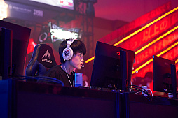 画像ギャラリー No.118のサムネイル画像 / eスポーツ東西対抗戦，開催。「Red Bull 5G 2022 FINALS」現地観戦レポート