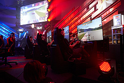 画像ギャラリー No.123のサムネイル画像 / eスポーツ東西対抗戦，開催。「Red Bull 5G 2022 FINALS」現地観戦レポート