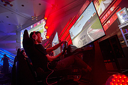 画像ギャラリー No.124のサムネイル画像 / eスポーツ東西対抗戦，開催。「Red Bull 5G 2022 FINALS」現地観戦レポート
