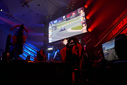 画像ギャラリー No.125のサムネイル画像 / eスポーツ東西対抗戦，開催。「Red Bull 5G 2022 FINALS」現地観戦レポート
