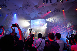 画像ギャラリー No.128のサムネイル画像 / eスポーツ東西対抗戦，開催。「Red Bull 5G 2022 FINALS」現地観戦レポート
