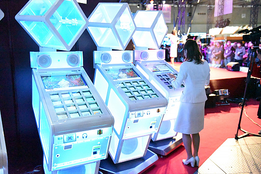画像ギャラリー No.004のサムネイル画像 / ［JAEPO2020］「jubeat＆NEW pop'n music」ステージイベントレポート。新筐体の変更点を実機プレイと共に紹介