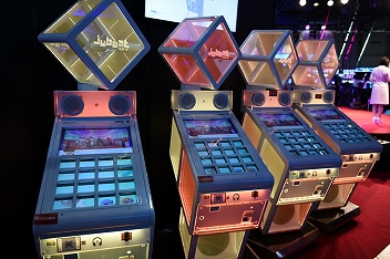 画像ギャラリー No.017のサムネイル画像 / ［JAEPO2020］「jubeat＆NEW pop'n music」ステージイベントレポート。新筐体の変更点を実機プレイと共に紹介