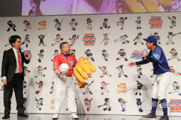 画像ギャラリー No.003のサムネイル画像 / 「プロ野球 ファミスタ 2020」リアルガチ発表会をレポート。ナムコスターズの超大物助っ人，出川哲朗選手の球速はなんと160km/h!?