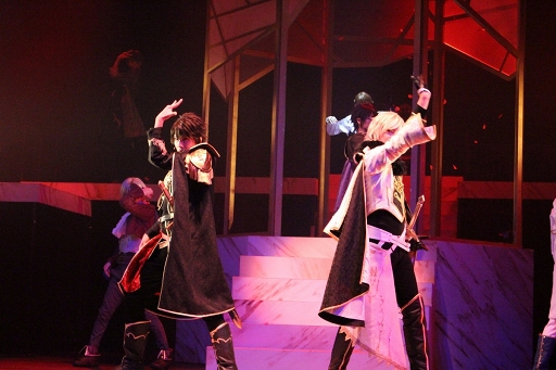 画像ギャラリー No.008のサムネイル画像 / 舞台「イケメン王子 美女と野獣の最後の恋 THE STAGE 〜Beast Leon〜」で描かれる魅惑的な王子たちとのラブロマンスをレポート