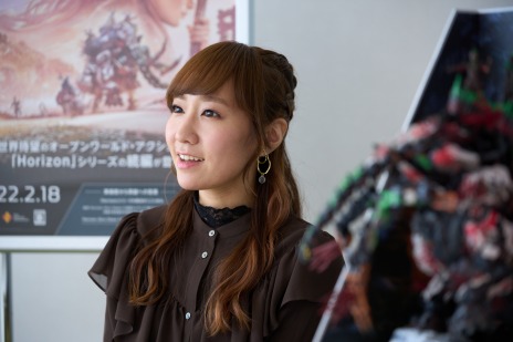 画像ギャラリー No.003のサムネイル画像 / 「Horizon Forbidden West」アーロイ役の高垣彩陽さんへのインタビューを公開。ダンボールアートの“アーロイの弓矢”もお披露目