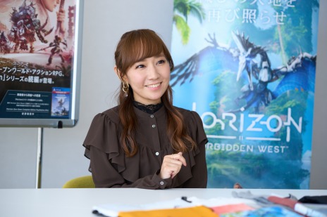 画像ギャラリー No.004のサムネイル画像 / 「Horizon Forbidden West」アーロイ役の高垣彩陽さんへのインタビューを公開。ダンボールアートの“アーロイの弓矢”もお披露目