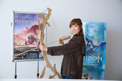 画像ギャラリー No.005のサムネイル画像 / 「Horizon Forbidden West」アーロイ役の高垣彩陽さんへのインタビューを公開。ダンボールアートの“アーロイの弓矢”もお披露目