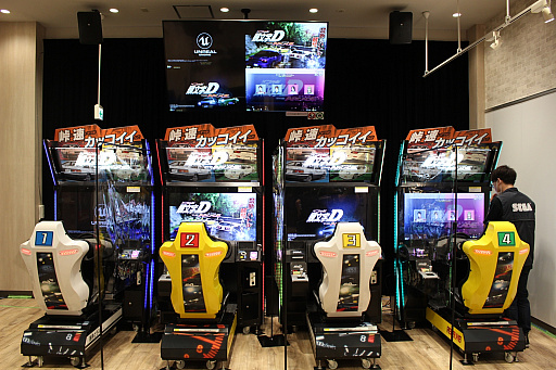 画像ギャラリー No.001のサムネイル画像 / 「頭文字D THE ARCADE」の体験会レポート。注目の店内4人対戦モードは一瞬たりとも気が抜けない