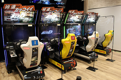 画像ギャラリー No.002のサムネイル画像 / 「頭文字D THE ARCADE」の体験会レポート。注目の店内4人対戦モードは一瞬たりとも気が抜けない