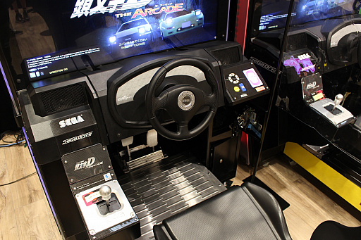 画像ギャラリー No.003のサムネイル画像 / 「頭文字D THE ARCADE」の体験会レポート。注目の店内4人対戦モードは一瞬たりとも気が抜けない